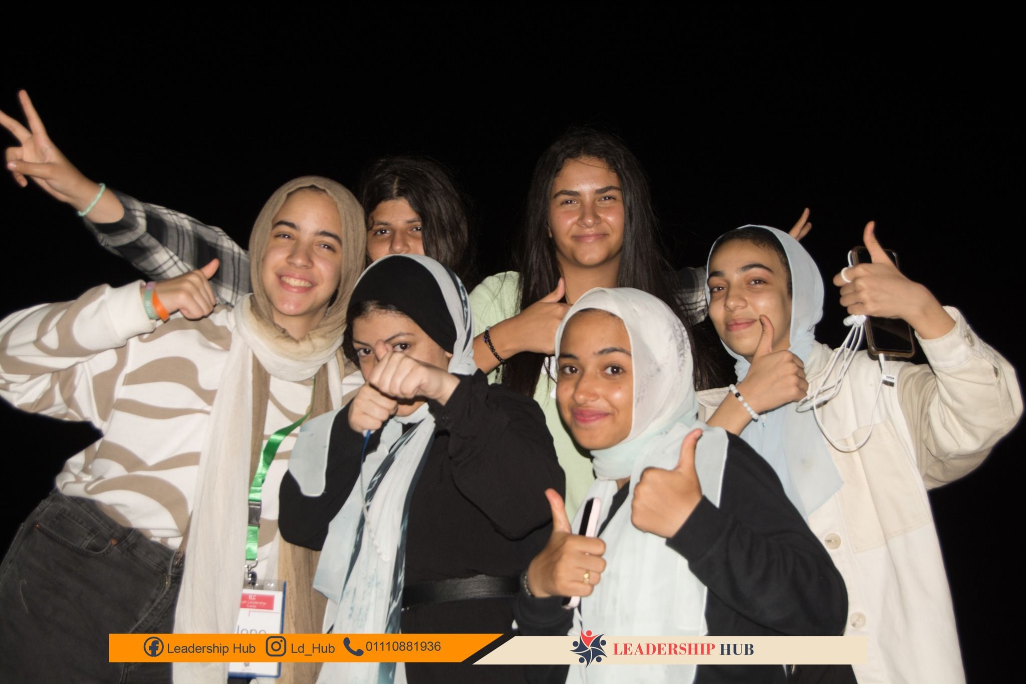 مشاركات يضحكن معًا في جلسة ليلية